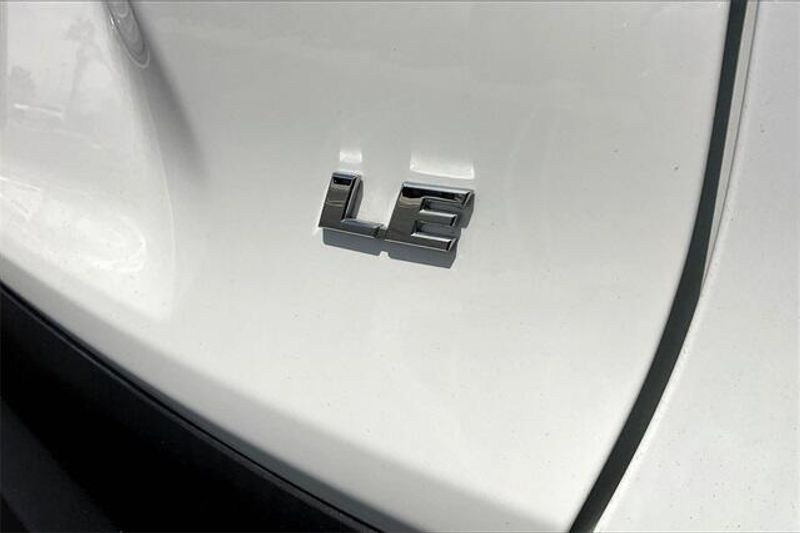 2022 Toyota RAV4 LEImage 7