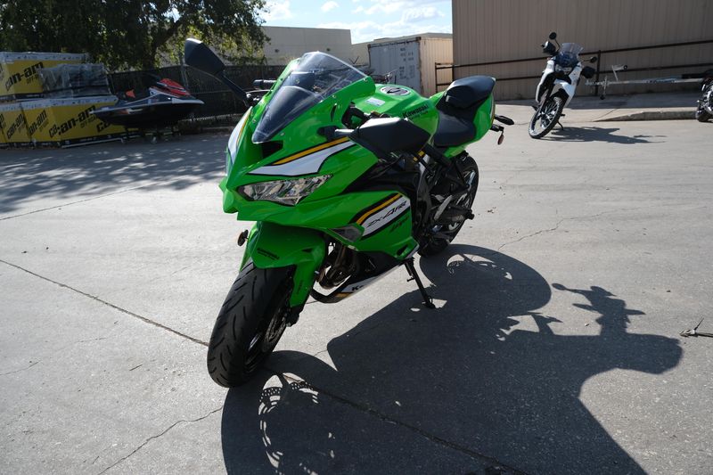 2025 Kawasaki NINJA 500 KRT EDITION LIME GREEN AND EBONY AND PEARL BLIZZARD WHITEImage 5