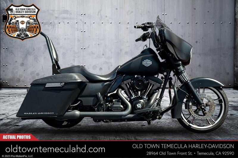 2016 Harley-Davidson Street Glide in a DEEP JADE PEARL W/PINSTRIPE exterior color. BMW Motorcycles of Temecula – Southern California (951) 506-6903 bmwmotorcyclesoftemecula.com 