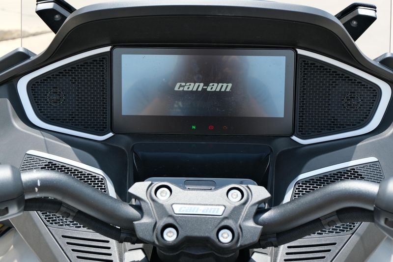 2024 Can-Am SPYDER RT LIMITED HYPER SILVER WITH PLATINUM Image 15