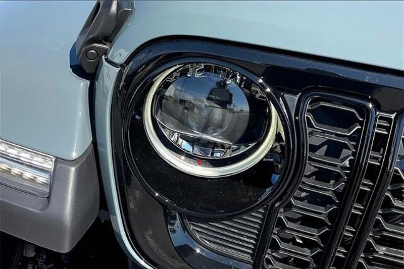 2025 Jeep Gladiator Willys photo 11