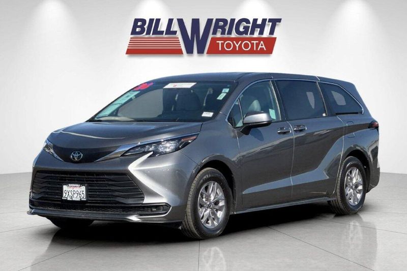 Used 2026 Toyota Sienna LEImage 7