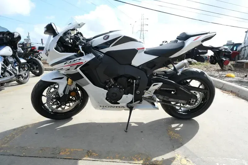 2025 Honda CBR1000RR PEARL WHITE Image 4