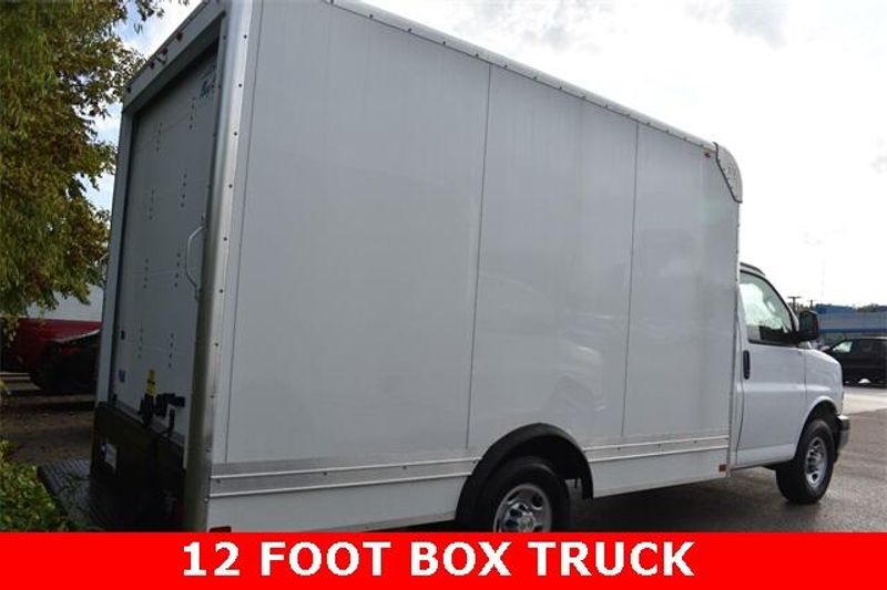 New 2025 Chevrolet Express 3500 Work VanImage 2