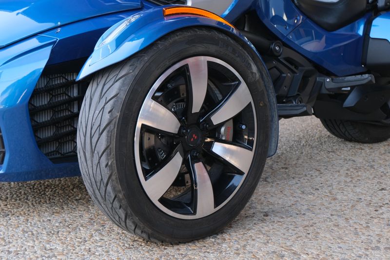 2018 Can-Am SPYDER F3T BLUEImage 6