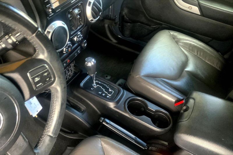 2016 Jeep Wrangler Unlimited Sahara photo 14