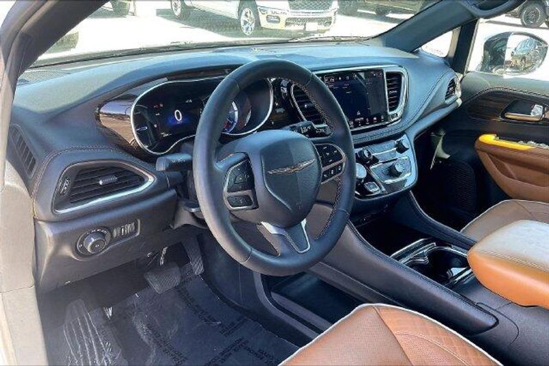 Used 2023 Chrysler Pacifica Hybrid PinnacleImage 14