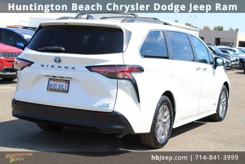 2021 Toyota Sienna XLEImage 5