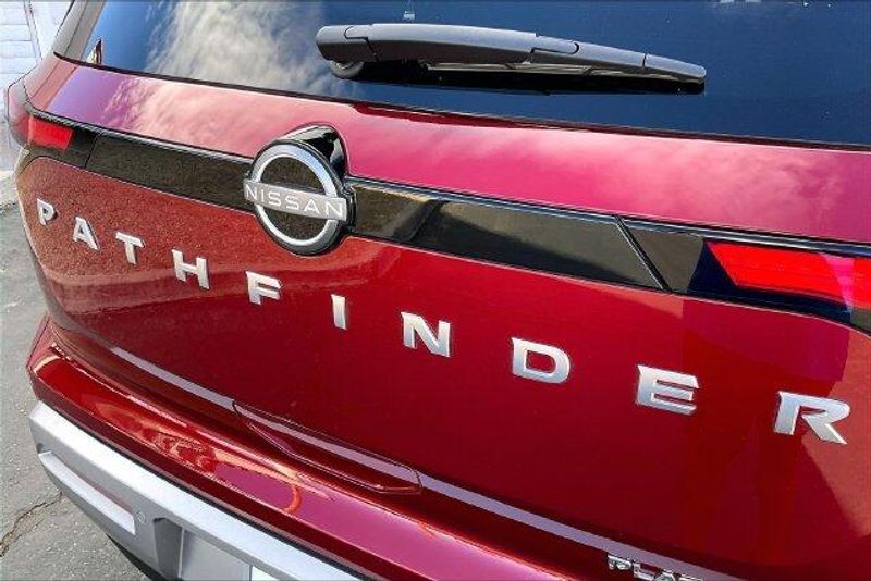 Used 2025 Nissan Pathfinder PlatinumImage 31