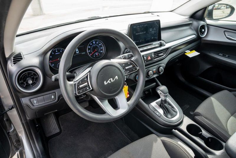 Used 2022 Kia Forte LXSImage 9