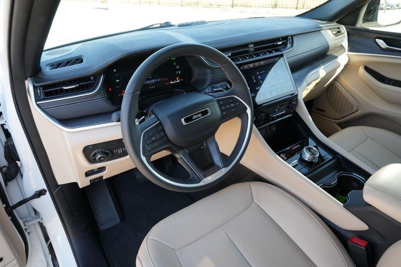 Used 2024 Jeep Grand Cherokee 4xeImage 10