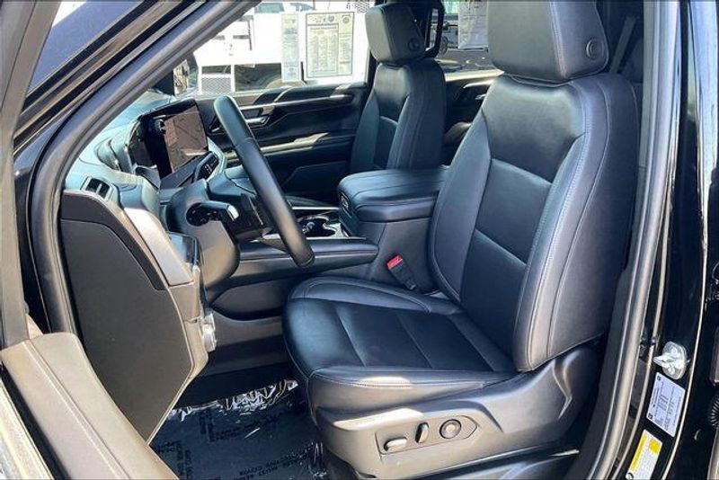 Used 2025 Chevrolet Tahoe LTImage 24