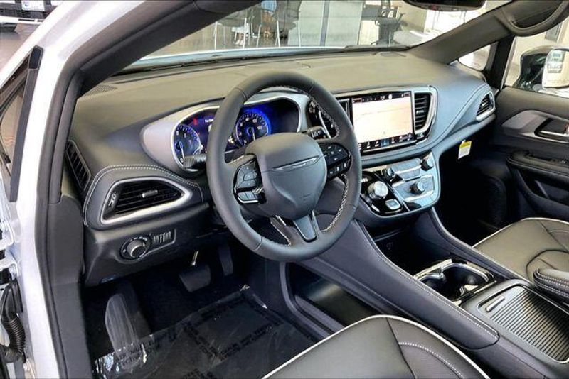 New 2027 Chrysler Pacifica LimitedImage 4