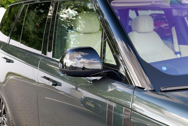 2023 Land Rover Range Rover SE photo 9
