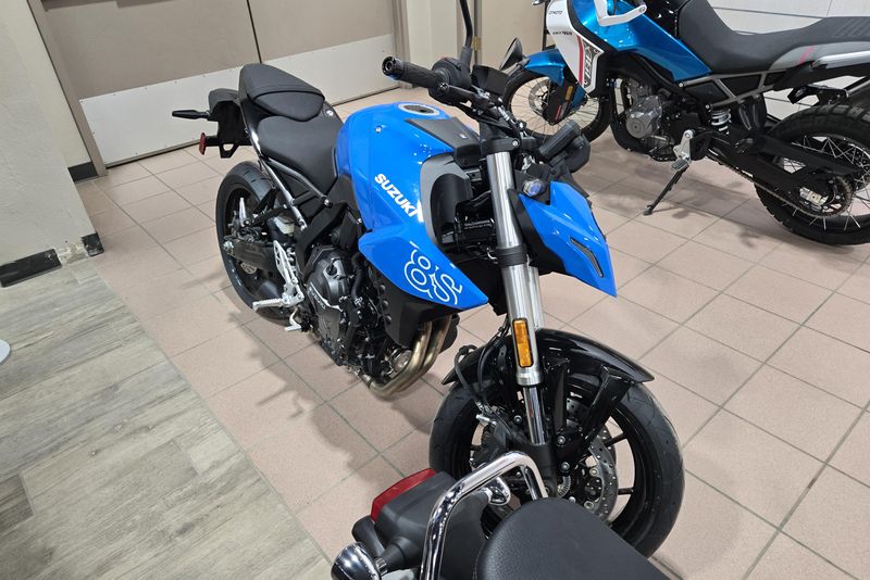 2025 SUZUKI GSX8S GLASS SPARKLE BLACK AND PEARL COSMIC BLUE 