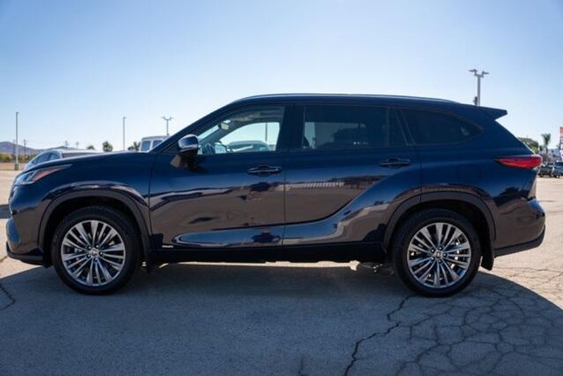 Used 2022 Toyota Highlander Hybrid PlatinumImage 4