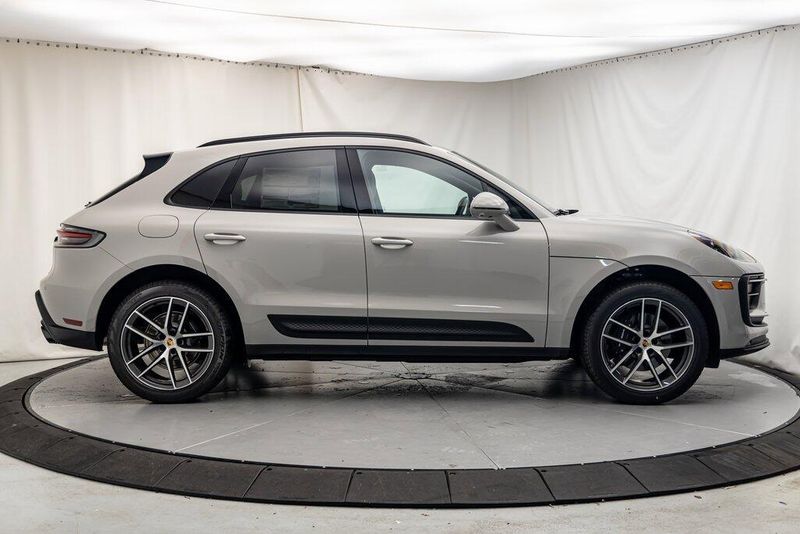 2025 Porsche Macan BaseImage 6