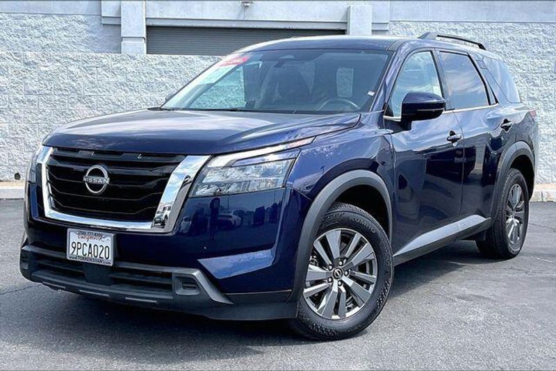 Used 2025 Nissan Pathfinder SVImage 1