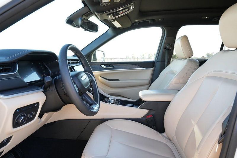 Used 2024 Jeep Grand Cherokee 4xeImage 11
