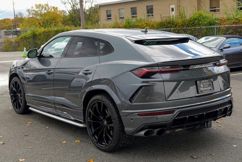 2019 Lamborghini Urus Base photo 4