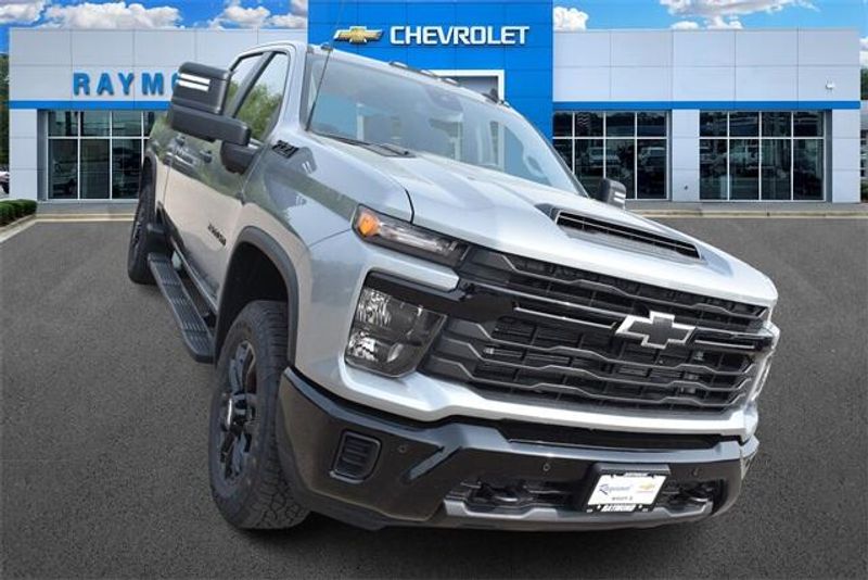 2025 Chevrolet Silverado 2500HD CustomImage 9
