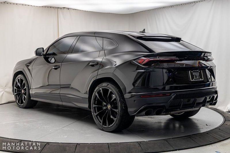 2022 Lamborghini Urus BaseImage 3