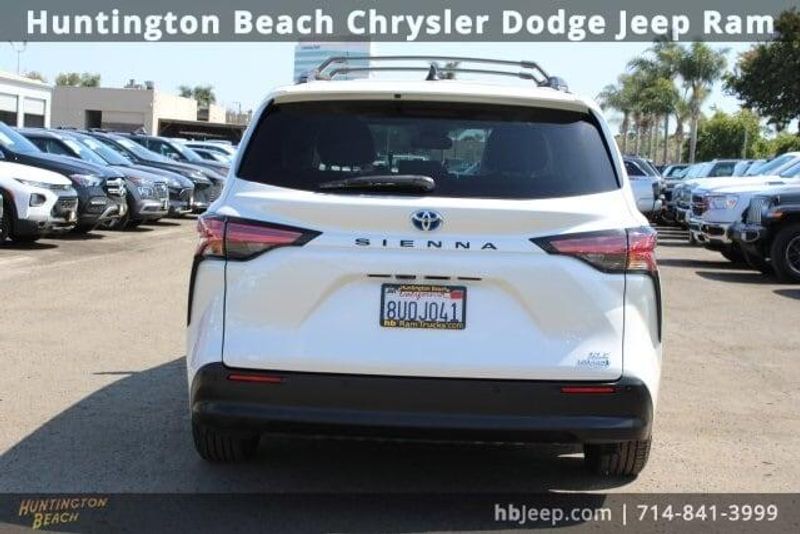 2021 Toyota Sienna XLEImage 4