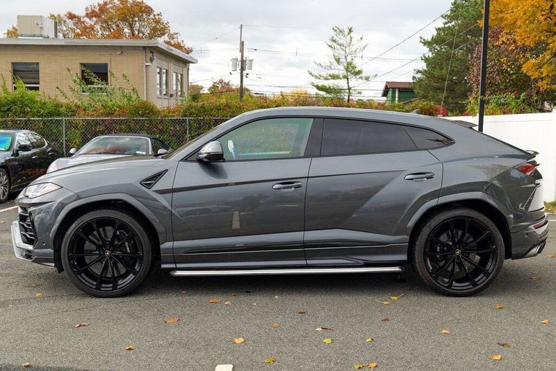 2019 Lamborghini Urus Base photo 3