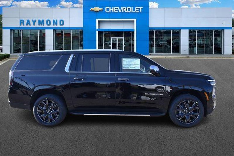 New 2026 Chevrolet Suburban PremierImage 2