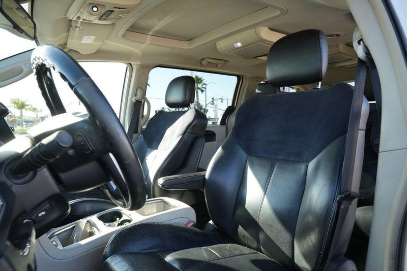 Used 2012 Chrysler Town & Country LimitedImage 12
