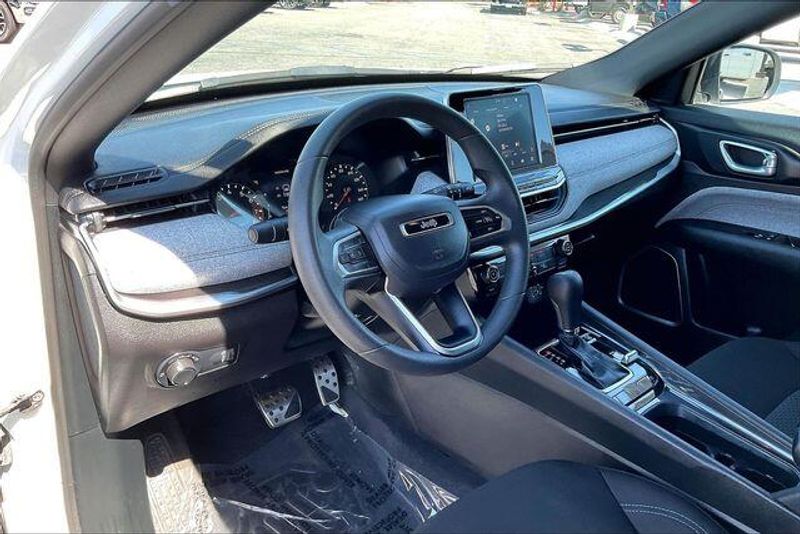 Used 2025 Jeep Compass SportImage 14