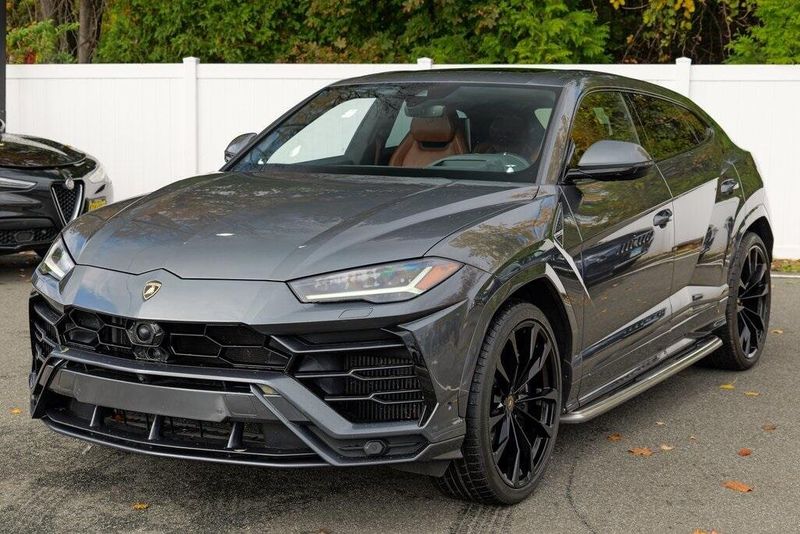 2019 Lamborghini Urus Base photo 2