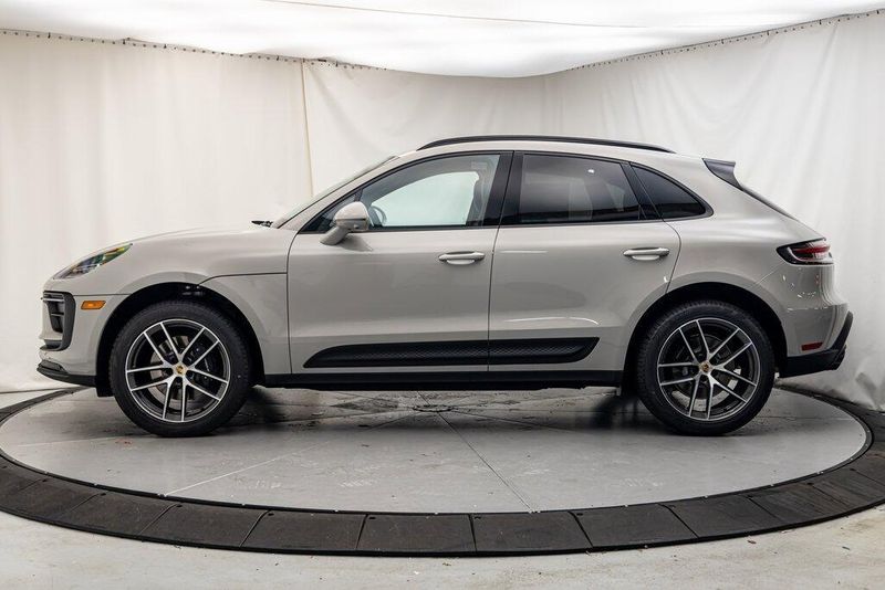 2025 Porsche Macan BaseImage 2