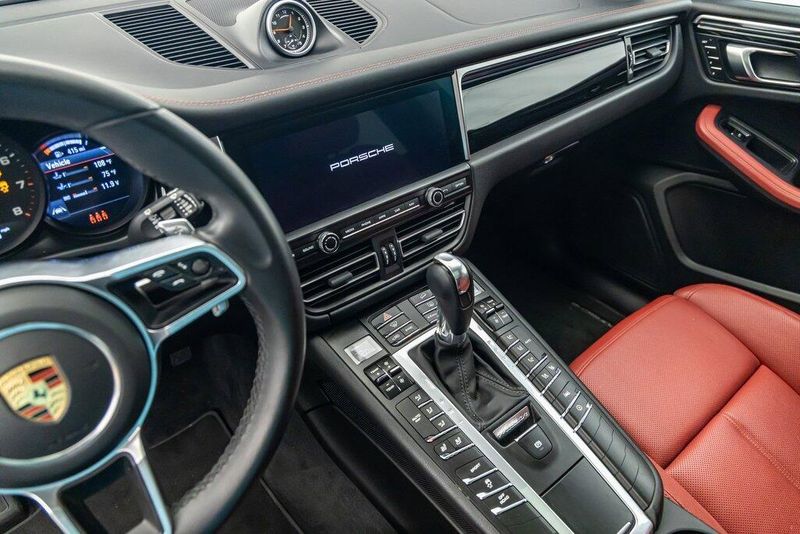 2021 Porsche Macan BaseImage 17