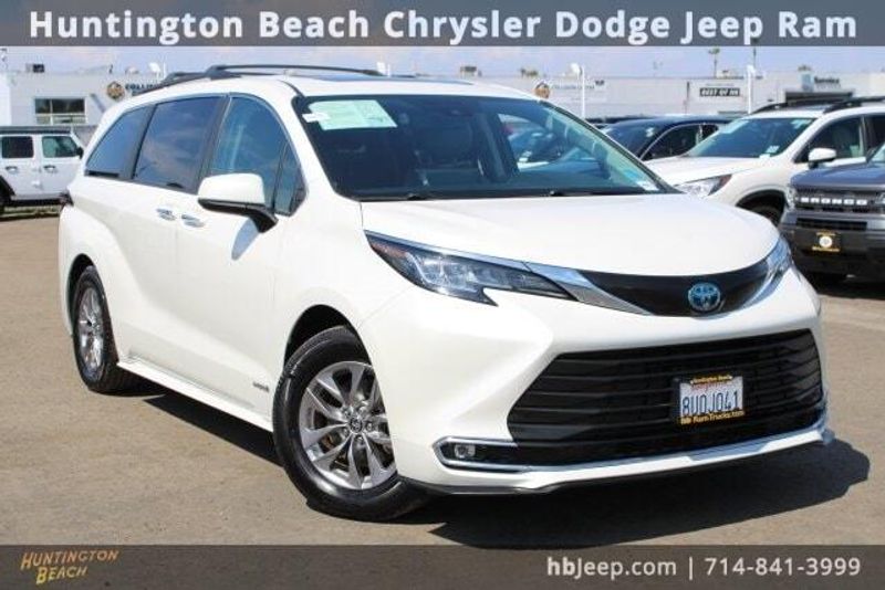 2021 Toyota Sienna XLEImage 1