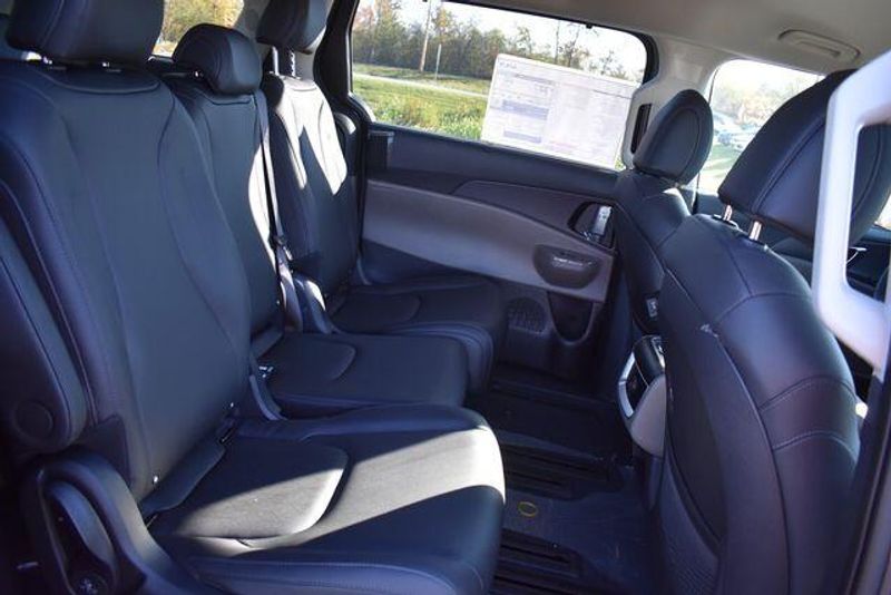 New 2026 Kia Carnival Hybrid EXImage 16