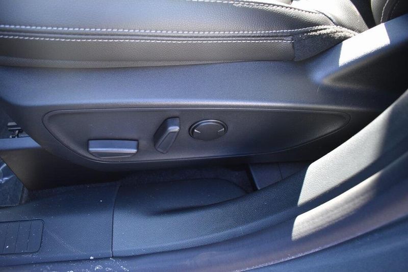 2025 Ford Escape Plug-In Hybrid BaseImage 17