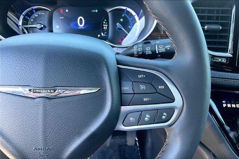 Used 2023 Chrysler Pacifica Hybrid PinnacleImage 19
