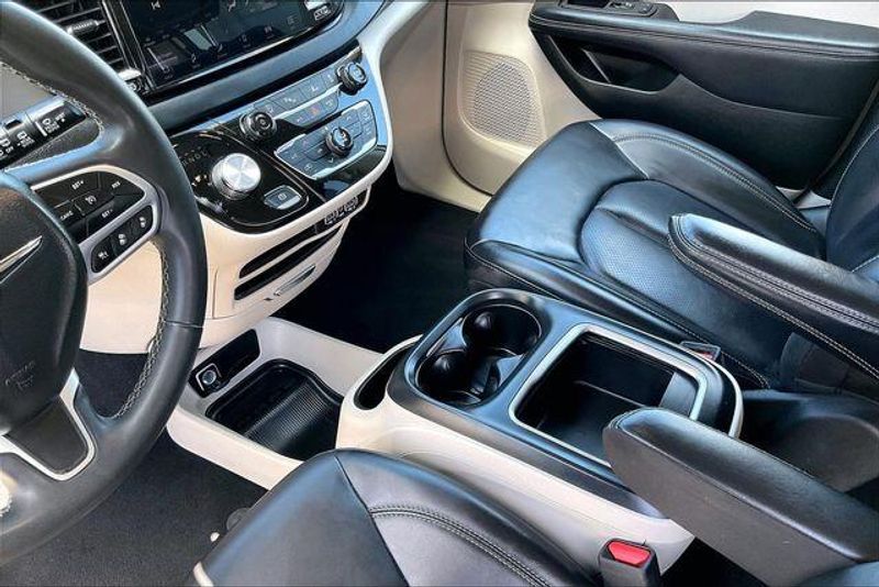 Used 2023 Chrysler Pacifica Touring LImage 17