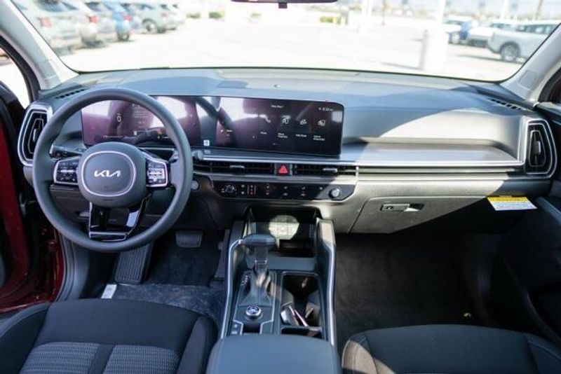 2025 Kia Sorento LXImage 12
