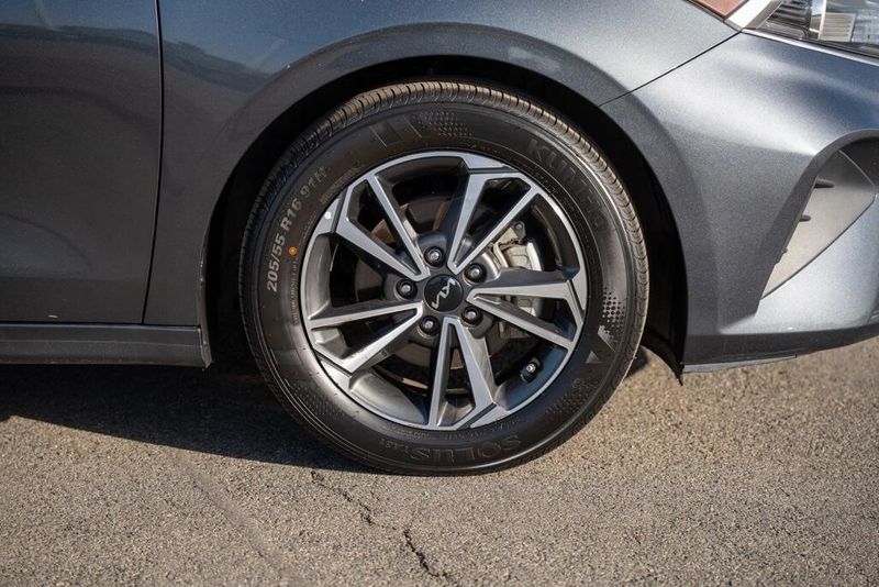 Used 2022 Kia Forte LXSImage 9