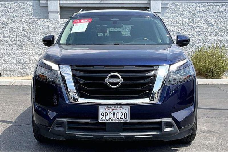Used 2025 Nissan Pathfinder SVImage 2