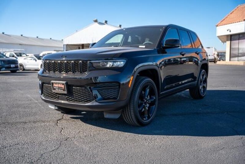 New 2025 Jeep Grand Cherokee Altitude XImage 3