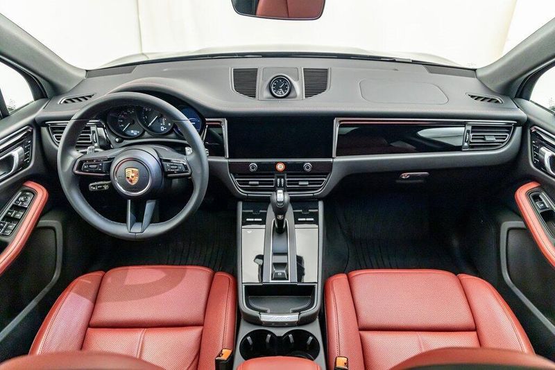 2024 Porsche Macan BaseImage 19