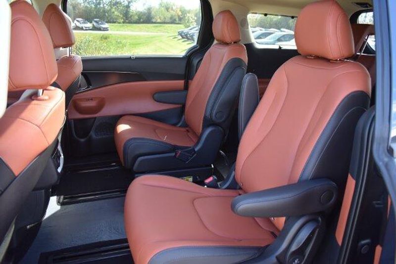 New 2027 Kia Carnival SXImage 22