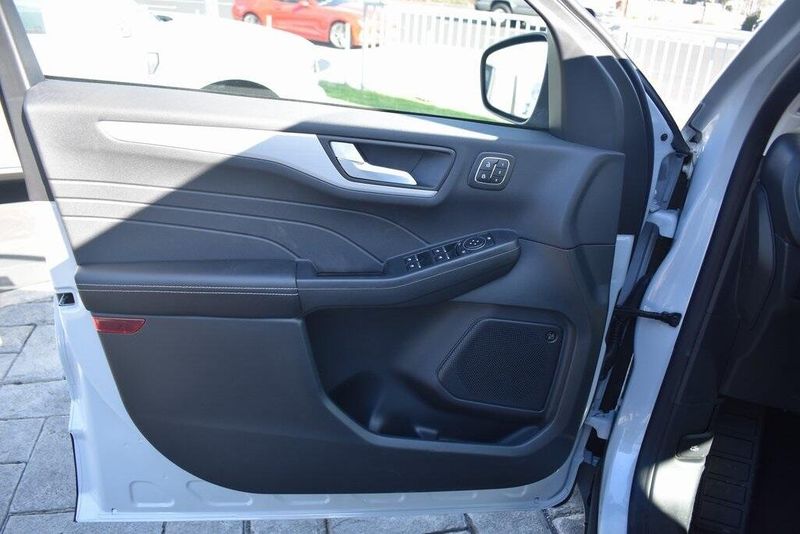 2025 Ford Escape Plug-In Hybrid BaseImage 13
