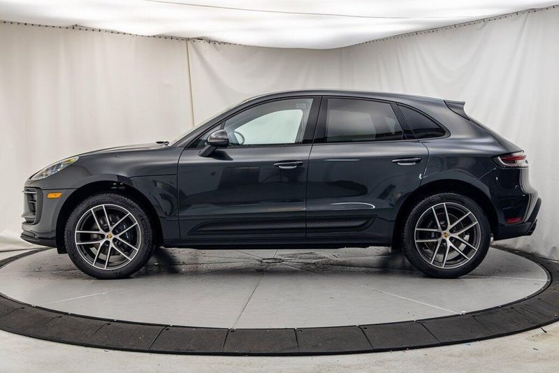 2025 Porsche Macan BaseImage 2