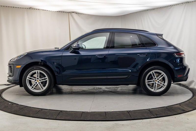 2022 Porsche Macan BaseImage 2