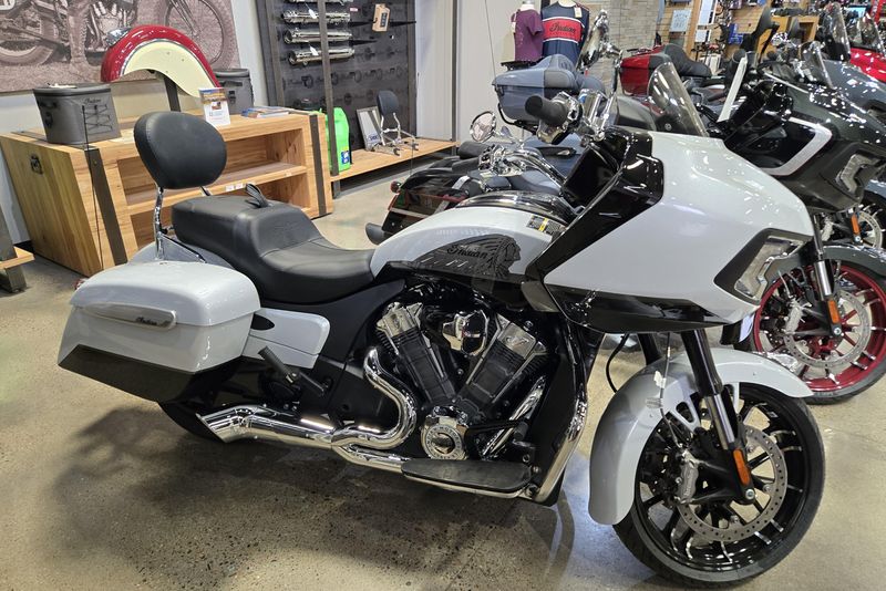 2024 INDIAN MOTORCYCLE CHALLENGER LIMITED GHOST WHITE METALLIC 