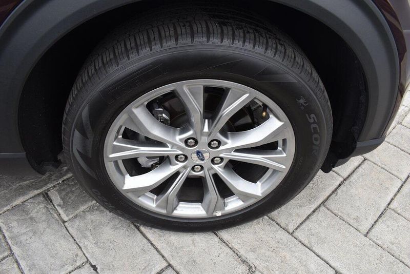 Used 2023 Ford Explorer LimitedImage 4